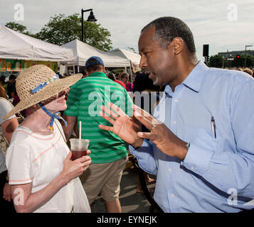 Des Moines, Iowa, USA. 01 Ago, 2015. Il candidato presidenziale DR. BEN CARSON campagne a Des Moines mercato agricolo. Credito: Brian Cahn/ZUMA filo/Alamy Live News Foto Stock