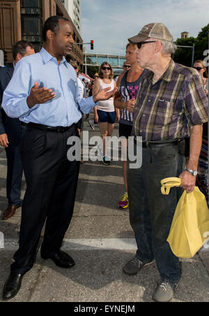 Des Moines, Iowa, USA. 01 Ago, 2015. Il candidato presidenziale DR. BEN CARSON campagne a Des Moines mercato agricolo. Credito: Brian Cahn/ZUMA filo/Alamy Live News Foto Stock