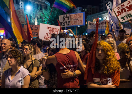 (150801) -- Gerusalemme, 1 Agosto, 2015 (Xinhua) -- Le persone che frequentano un rally contro la violenza e l'omofobia in Gerusalemme, il 1 agosto, 2015. Migliaia di persone hanno partecipato sabato il rally qui contro la violenza e l'omofobia che ha portato ai due attacchi separati. Il rally organizzato dalla pace ora organizzazione sotto il titolo di 'Stop l'incitamento, arrestare l'odio", è stato parte di diverse manifestazioni di protesta che hanno luogo in tutto il paese il sabato, a Haifa, Gerusalemme e Beer Sheva. Sei persone sono state accoltellato a Gerusalemme annuali di Gay Pride Parade il giovedì sera, in uno dei più gravi attacchi a t Foto Stock