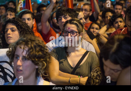 (150801) -- Gerusalemme, 1 Agosto, 2015 (Xinhua) -- una donna è in lacrime durante una manifestazione contro la violenza e l'omofobia in Gerusalemme, il 1 agosto, 2015. Migliaia di persone hanno partecipato sabato il rally qui contro la violenza e l'omofobia che ha portato ai due attacchi separati. Il rally organizzato dalla pace ora organizzazione sotto il titolo di 'Stop l'incitamento, arrestare l'odio", è stato parte di diverse manifestazioni di protesta che hanno luogo in tutto il paese il sabato, a Haifa, Gerusalemme e Beer Sheva. Sei persone sono state accoltellato a Gerusalemme annuali di Gay Pride Parade il giovedì sera, in uno dei più gravi Foto Stock