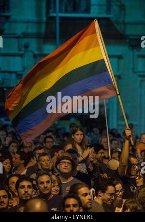 (150801) -- Gerusalemme, 1 Agosto, 2015 (Xinhua) -- Un uomo sventola una bandiera arcobaleno durante una manifestazione contro la violenza e l'omofobia in Gerusalemme, il 1 agosto, 2015. Migliaia di persone hanno partecipato sabato il rally qui contro la violenza e l'omofobia che ha portato ai due attacchi separati. Il rally organizzato dalla pace ora organizzazione sotto il titolo di 'Stop l'incitamento, arrestare l'odio", è stato parte di diverse manifestazioni di protesta che hanno luogo in tutto il paese il sabato, a Haifa, Gerusalemme e Beer Sheva. Sei persone sono state accoltellato a Gerusalemme annuali di Gay Pride Parade giovedì notte in uno dei Foto Stock