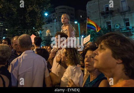 (150801) -- Gerusalemme, 1 Agosto, 2015 (Xinhua) -- Le persone che frequentano un rally contro la violenza e l'omofobia in Gerusalemme, il 1 agosto, 2015. Migliaia di persone hanno partecipato sabato il rally qui contro la violenza e l'omofobia che ha portato ai due attacchi separati. Il rally organizzato dalla pace ora organizzazione sotto il titolo di 'Stop l'incitamento, arrestare l'odio", è stato parte di diverse manifestazioni di protesta che hanno luogo in tutto il paese il sabato, a Haifa, Gerusalemme e Beer Sheva. Sei persone sono state accoltellato a Gerusalemme annuali di Gay Pride Parade il giovedì sera, in uno dei più gravi attacchi a t Foto Stock