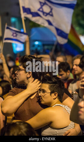 (150801) -- Gerusalemme, 1 Agosto, 2015 (Xinhua) -- Le persone che frequentano un rally contro la violenza e l'omofobia in Gerusalemme, il 1 agosto, 2015. Migliaia di persone hanno partecipato sabato il rally qui contro la violenza e l'omofobia che ha portato ai due attacchi separati. Il rally organizzato dalla pace ora organizzazione sotto il titolo di 'Stop l'incitamento, arrestare l'odio", è stato parte di diverse manifestazioni di protesta che hanno luogo in tutto il paese il sabato, a Haifa, Gerusalemme e Beer Sheva. Sei persone sono state accoltellato a Gerusalemme annuali di Gay Pride Parade il giovedì sera, in uno dei più gravi attacchi a t Foto Stock