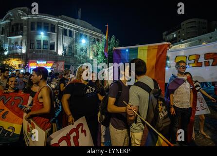 (150801) -- Gerusalemme, 1 Agosto, 2015 (Xinhua) -- due uomini kiss durante una manifestazione contro la violenza e l'omofobia in Gerusalemme, il 1 agosto, 2015. Migliaia di persone hanno partecipato sabato il rally qui contro la violenza e l'omofobia che ha portato ai due attacchi separati. Il rally organizzato dalla pace ora organizzazione sotto il titolo di 'Stop l'incitamento, arrestare l'odio", è stato parte di diverse manifestazioni di protesta che hanno luogo in tutto il paese il sabato, a Haifa, Gerusalemme e Beer Sheva. Sei persone sono state accoltellato a Gerusalemme annuali di Gay Pride Parade il giovedì sera, in uno degli attacchi più gravi Foto Stock