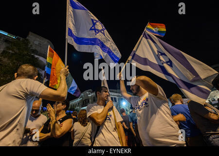 (150801) -- Gerusalemme, 1 Agosto, 2015 (Xinhua) -- la gente bandiere d'onda durante una manifestazione contro la violenza e l'omofobia in Gerusalemme, il 1 agosto, 2015. Migliaia di persone hanno partecipato sabato il rally qui contro la violenza e l'omofobia che ha portato ai due attacchi separati. Il rally organizzato dalla pace ora organizzazione sotto il titolo di 'Stop l'incitamento, arrestare l'odio", è stato parte di diverse manifestazioni di protesta che hanno luogo in tutto il paese il sabato, a Haifa, Gerusalemme e Beer Sheva. Sei persone sono state accoltellato a Gerusalemme annuali di Gay Pride Parade il giovedì sera, in una delle più gravi di un Foto Stock