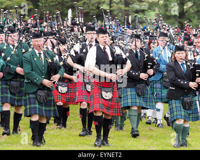 Dufftown, Scozia - Luglio 25, 2015: ammassato bande di cornamuse eseguendo nell'arena al 2015 Highland Games a Dufftown, murene. Foto Stock