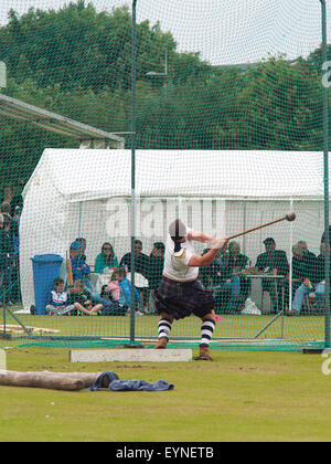 Andrews, Scozia - 26 Luglio 2015: un concorrente di eseguire nel lancio del martello la concorrenza a giochi delle Highland. Foto Stock