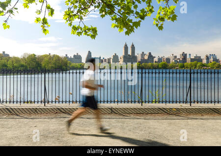 Il Jacqeuline Kennedy Onassis serbatoio, al Central Park di New York City nella stagione primaverile. Foto Stock