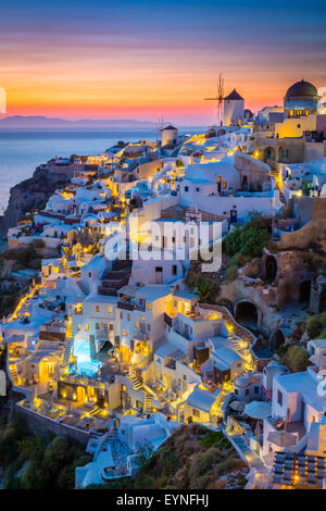 Tramonto iconica nella cittadina di Oia sull'isola greca di Santorini (Thera). Foto Stock