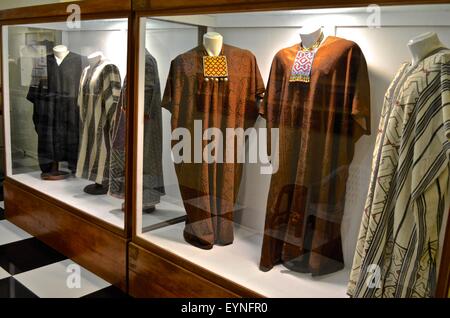 Tribale tradizionale articoli sul display in "Amazzonica culture indigene Museum' a Iquitos, Perù. Foto Stock