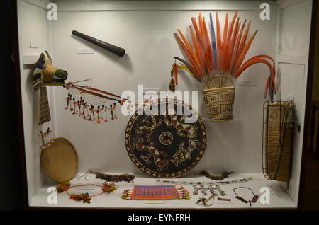 Tribale tradizionale articoli sul display in "Amazzonica culture indigene Museum' a Iquitos, Perù. Foto Stock