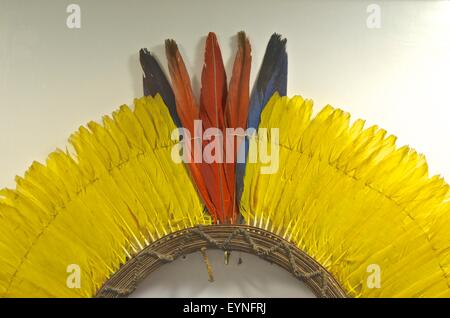 Tribale tradizionale articoli sul display in "Amazzonica culture indigene Museum' a Iquitos, Perù. Foto Stock