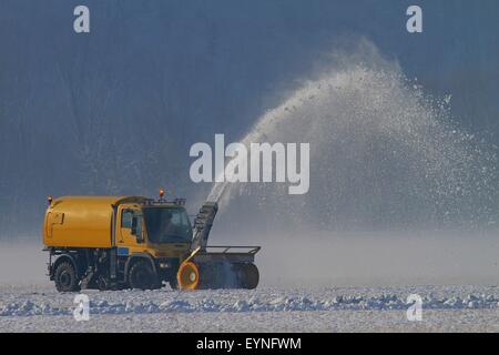 Spartineve la rimozione di neve in un aeroporto in inverno Foto Stock