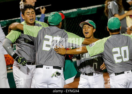 Aberdeen, Maryland, Stati Uniti d'America. 1 agosto, 2015. 1 agosto 2015: Il Messico celebra dopo la vittoria del Campionato del Mondo del 2015 Cal Ripken World Series a Ripken esperienza powered by sotto la corazza di Aberdeen, Maryland. Jon Durr/Ripken Baseball/CSM/Alamy Live News Foto Stock