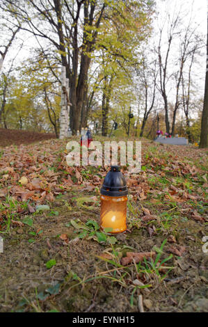 Candela che brucia sul cimitero rurale nella foresta Foto Stock