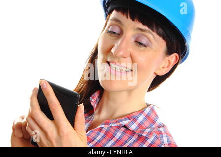 Costruzione femmina Lavoratore che indossa protezione casco blu e utilizzando il telefono cellulare nel lavoro, della sicurezza sul lavoro. Isolato sul retro bianco Foto Stock