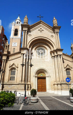 Campanile della chiesa del Sacro cuore di Gesù, Pescara, Italia Foto