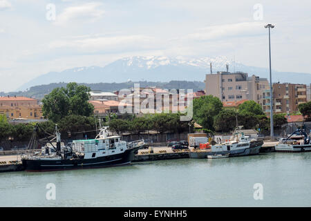 Barche da pesca ormeggiate nel fiume Pescara. Foto Stock