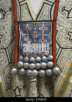 Tribale tradizionale articoli sul display in "Amazzonica culture indigene Museum' a Iquitos, Perù. Foto Stock