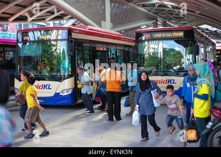 La folla alla stazione degli autobus correndo per la loro corsa. Foto Stock