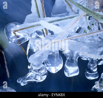 Eiszapfen am Bach Foto Stock