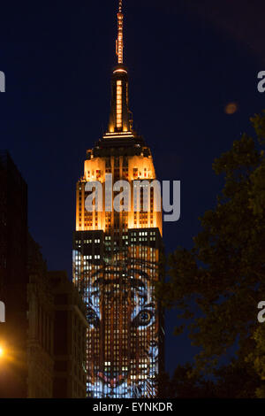 La città di New York, Stati Uniti d'America, 1 Agosto, 2015. Digital Light proiezioni del mondo specie in via di estinzione sono visibili sulla facciata a sud dell'Empire State Building a Manhattan borough, la città di New York, Stati Uniti, e il Agosto 1, 2105. Il Landmark Empire State Building brilla di luce digitale proiezioni del mondo specie in via di estinzione sabato sera. La mostra è stata fatturata come la prima del suo genere live video proiezione e volto ad aumentare la consapevolezza circa gli animali a rischio di essere perduta per sempre. Credito: Xinhua/Alamy Live News Foto Stock