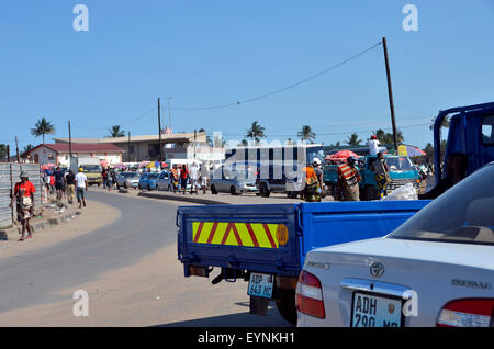 Strada di scene di vita sulla strada principale tra Inhambane e Maputo, Mozambico Foto Stock