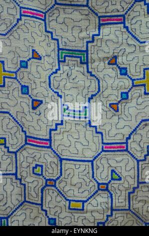 Tribale tradizionale articoli sul display in "Amazzonica culture indigene Museum' a Iquitos, Perù. Foto Stock