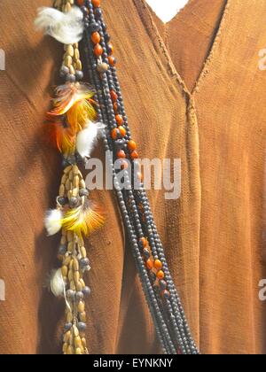 Tribale tradizionale articoli sul display in "Amazzonica culture indigene Museum' a Iquitos, Perù. Foto Stock