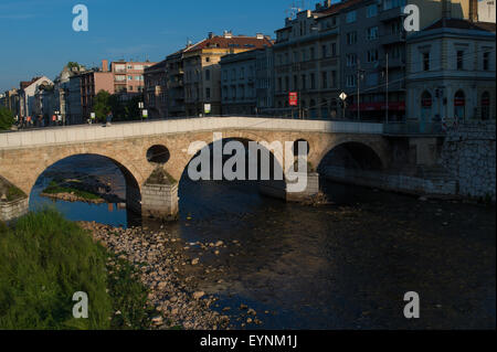 Latino-ponte sul fiume Miljacka, Sarajevo, Bosnia ed Erzegovina Foto Stock