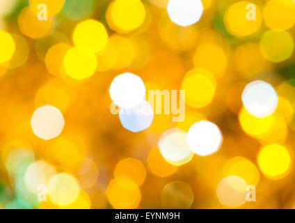 Abstract sfondo sfocato - giallo e verde lo sfarfallio delle luci di Natale di le ghirlande elettriche su albero di Natale Foto Stock