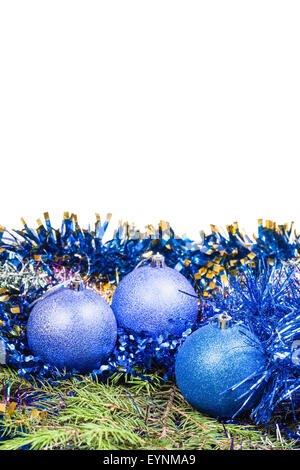 Blu baubles di Natale sul verde abete rosso di ramo di albero isolato su sfondo bianco Foto Stock