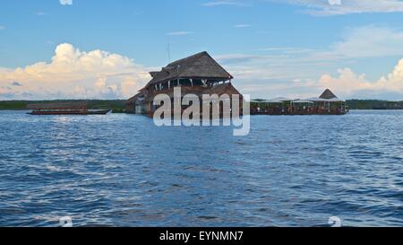 'Al Frio y el Fuego' un ristorante galleggiante gourmet galleggiante nel fiume Itaya vicino Iquitos, nell'Amazzonia peruviana. Foto Stock