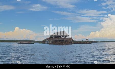 'Al Frio y el Fuego' un ristorante galleggiante gourmet galleggiante nel fiume Itaya vicino Iquitos, nell'Amazzonia peruviana. Foto Stock