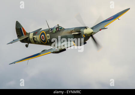 Il pilota Dan Griffith che pilotava un aereo da combattimento Spitfire operato dal Biggin Hill Heritage Hangar. Supermarine Spitfire della seconda guerra mondiale Foto Stock