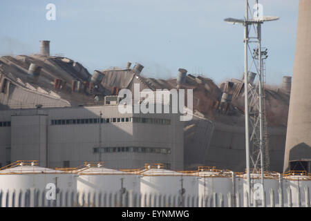 Medway, Kent. 2 agosto, 2015. Kingsnorth power station 3 Caldaia di demolizione di case. Credito: ANTHONY THOROGOOD/Alamy Live News Foto Stock