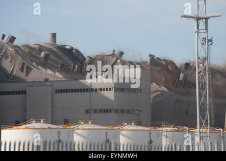 Medway, Kent. 2 agosto, 2015. Kingsnorth power station 3 Caldaia di demolizione di case. Credito: ANTHONY THOROGOOD/Alamy Live News Foto Stock