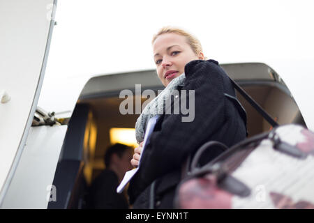 Donna imbarco aereo. Foto Stock