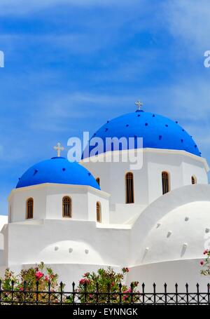 Una cupola blu chiesa Tímios Stavrós, Períssa, Santorini, Grecia Foto Stock