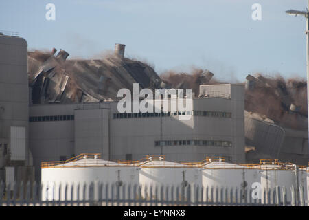 Medway, Kent. 2 agosto, 2015. Kingsnorth power station 3 Caldaia di demolizione di case. Credito: ANTHONY THOROGOOD/Alamy Live News Foto Stock