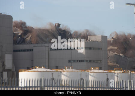 Medway, Kent. 2 agosto, 2015. Kingsnorth power station 3 Caldaia di demolizione di case. Credito: ANTHONY THOROGOOD/Alamy Live News Foto Stock