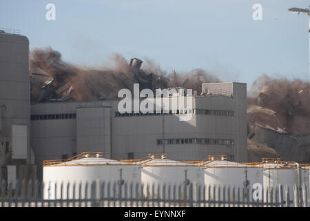 Medway, Kent. 2 agosto, 2015. Kingsnorth power station 3 Caldaia di demolizione di case. Credito: ANTHONY THOROGOOD/Alamy Live News Foto Stock