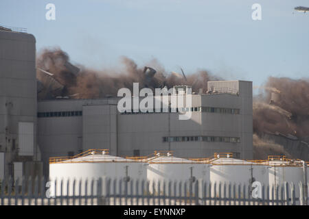 Medway, Kent. 2 agosto, 2015. Kingsnorth power station 3 Caldaia di demolizione di case. Credito: ANTHONY THOROGOOD/Alamy Live News Foto Stock