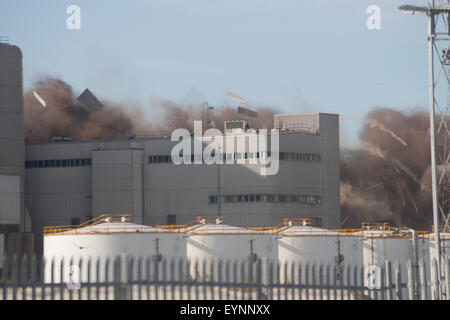 Medway, Kent. 2 agosto, 2015. Kingsnorth power station 3 Caldaia di demolizione di case. Credito: ANTHONY THOROGOOD/Alamy Live News Foto Stock