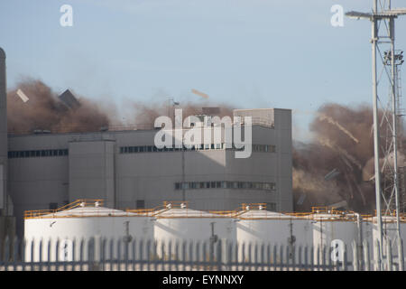 Medway, Kent. 2 agosto, 2015. Kingsnorth power station 3 Caldaia di demolizione di case. Credito: ANTHONY THOROGOOD/Alamy Live News Foto Stock