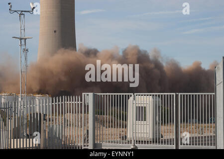 Medway, Kent. 2 agosto, 2015. Kingsnorth power station 3 Caldaia di demolizione di case. Credito: ANTHONY THOROGOOD/Alamy Live News Foto Stock