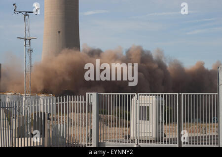 Medway, Kent. 2 agosto, 2015. Kingsnorth power station 3 Caldaia di demolizione di case. Credito: ANTHONY THOROGOOD/Alamy Live News Foto Stock