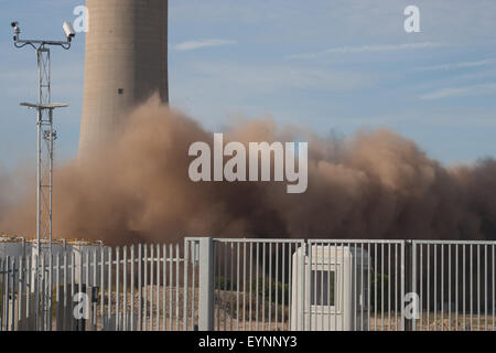 Medway, Kent. 2 agosto, 2015. Kingsnorth power station 3 Caldaia di demolizione di case. Credito: ANTHONY THOROGOOD/Alamy Live News Foto Stock