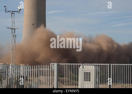 Medway, Kent. 2 agosto, 2015. Kingsnorth power station 3 Caldaia di demolizione di case. Credito: ANTHONY THOROGOOD/Alamy Live News Foto Stock