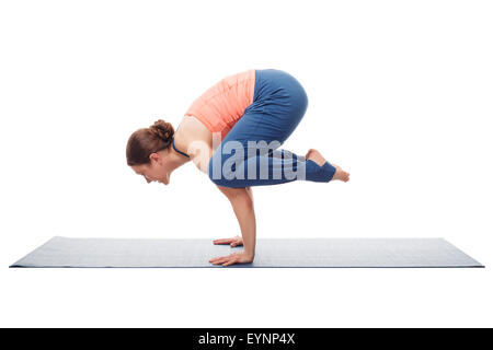 Bella sportiva montare yogini donna le pratiche yoga asana kakasana Foto Stock